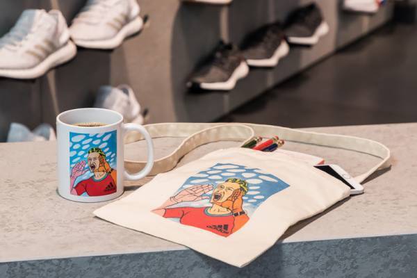 アディダス ブランドコアストアが三宮にオープン。記念に横尾忠則デザインのサコッシュをプレゼント!