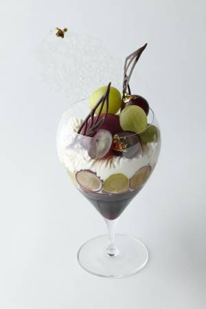 エンポリオ アルマーニ カフェ、9月のパフェは巨峰とマスカットの「秋色カフェ」