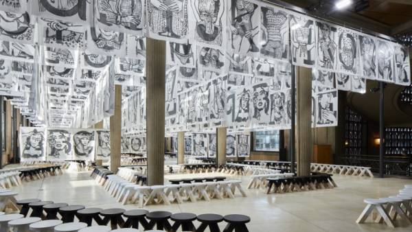 ミュウミュウ、2018-19秋冬コレクションのアルファベットデザインを用いたドレスシャツやフーディ発売