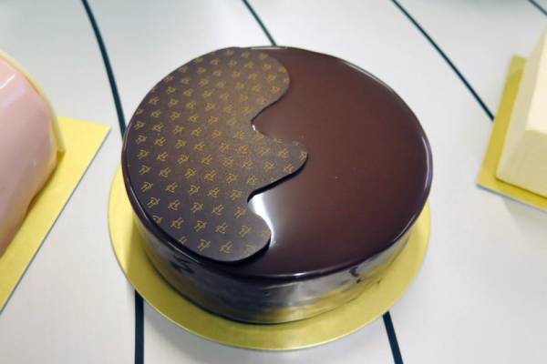 20周年を迎えたピエール・エルメ・パリからクリスマスを彩る特別なスイーツが登場