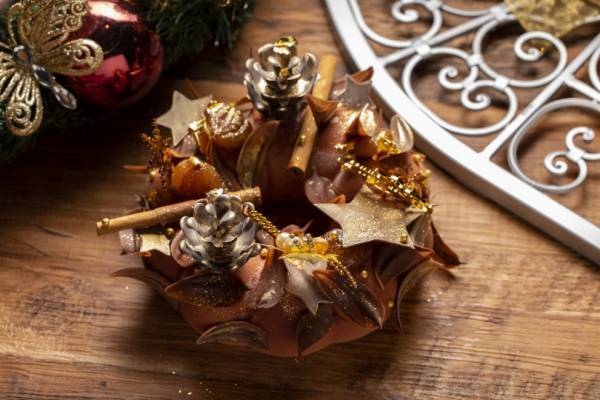 ヒルトン東京、チョコレートの松ぼっくりや雪の結晶が飾られたリースのようなクリスマスケーキが登場!