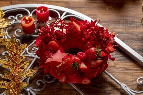 ヒルトン東京、チョコレートの松ぼっくりや雪の結晶が飾られたリースのようなクリスマスケーキが登場!