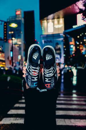 アディダス、アトモスと共同デザインした日本限定シューズ「AM4108」を数量限定発売!