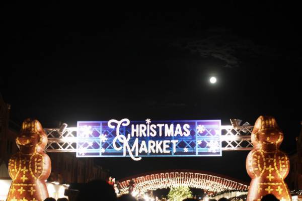 横浜赤レンガ倉庫のクリスマスマーケットがスタート! 高さ10mのツリー、本場ドイツの古都“アーヘン”のムードを味わって