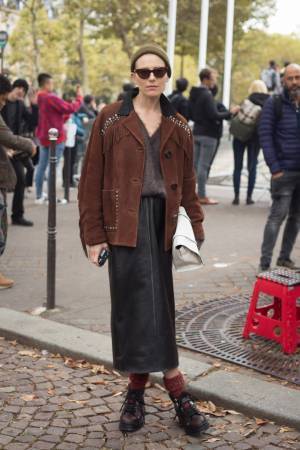 足元は“ソックス”or“柄タイツ”で重めに見せるのが旬【パリスナップ】