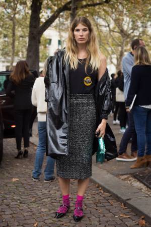 足元は“ソックス”or“柄タイツ”で重めに見せるのが旬【パリスナップ】