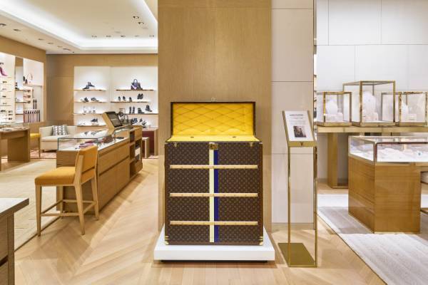 ルイ・ヴィトン、フェルメールの名画『牛乳を注ぐ女』のために製作したトランクを日本橋三越で展示