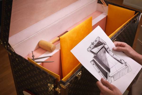 ルイ・ヴィトン、フェルメールの名画『牛乳を注ぐ女』のために製作したトランクを日本橋三越で展示