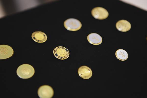 バーバリー「ヘリテージ トレンチコート」のボタンをカスタム! イベント開催中