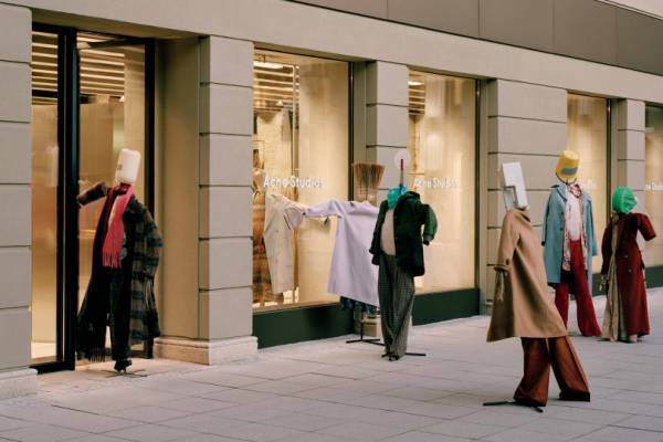 アクネ ストゥディオズから新作アウターが到着、カカシが主役のユニークなキャンペーンも必見