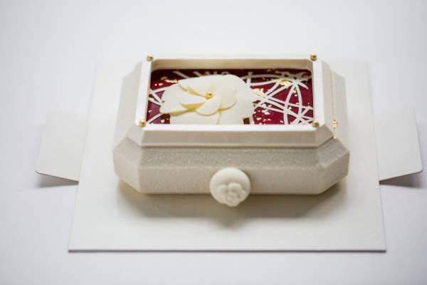 シャネルの腕時計をモチーフにしたベージュ アラン・デュカス 東京のクリスマスケーキ