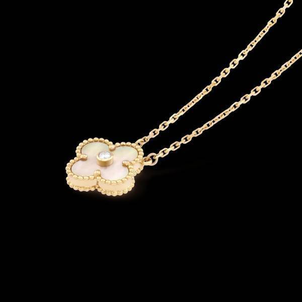 ヴァン クリーフ＆アーペルから「ヴィンテージ アルハンブラ」のホリデー限定ペンダントが今年も登場