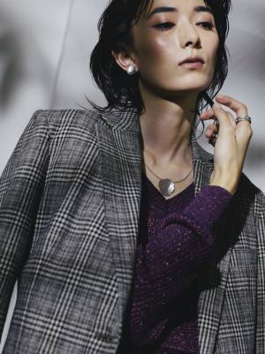 辛口デザインのプラチナジュエリーで、モードな女っぽさを手に入れる【vol.2 クールに引き立つプラチナジュエリー】