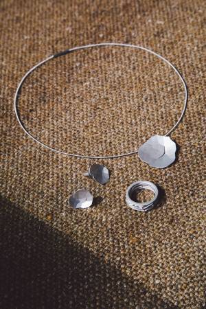 辛口デザインのプラチナジュエリーで、モードな女っぽさを手に入れる【vol.2 クールに引き立つプラチナジュエリー】