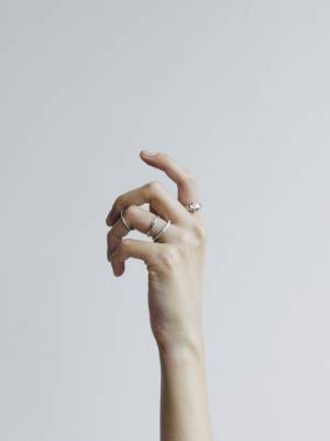 辛口デザインのプラチナジュエリーで、モードな女っぽさを手に入れる【vol.2 クールに引き立つプラチナジュエリー】