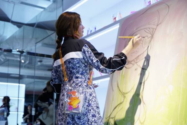 セクシーアイコンのグラフティアーティスト、パリのファフィが原宿GR8でライブ