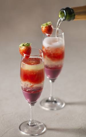 バブリーないちごのスイーツビュッフェ! ティラミス、カヌレ...平成をスイーツで振り返る!?