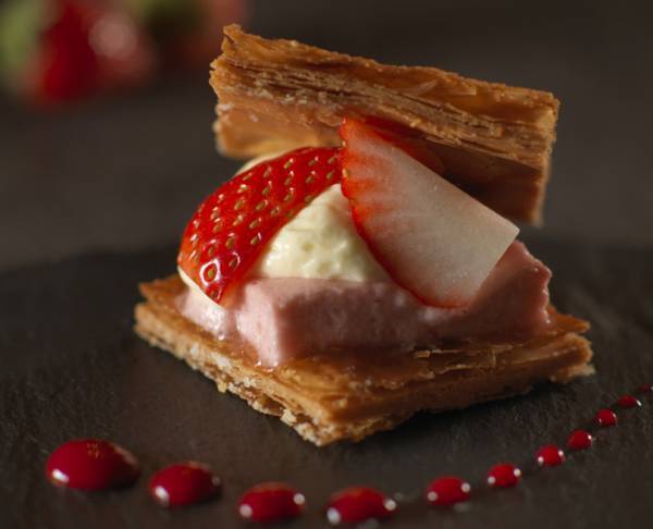 バブリーないちごのスイーツビュッフェ! ティラミス、カヌレ...平成をスイーツで振り返る!?