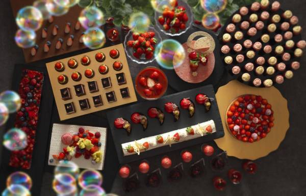 バブリーないちごのスイーツビュッフェ! ティラミス、カヌレ...平成をスイーツで振り返る!?