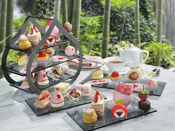 バブリーないちごのスイーツビュッフェ! ティラミス、カヌレ...平成をスイーツで振り返る!?