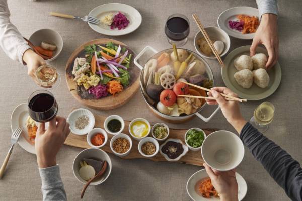 オルソ スープストック トーキョーで楽しむ忘年会。薬膳とスパイスたっぷりの「特製丸鷄の参鶏湯」と、こたつで楽しむ「洋風おでん」