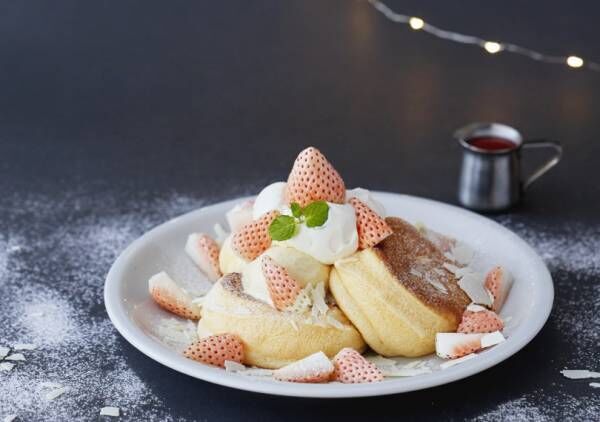 白く雪化粧した、いちごの“奇跡のパンケーキ”が登場! 「フリッパーズ」のホリデーシーズン限定メニュー