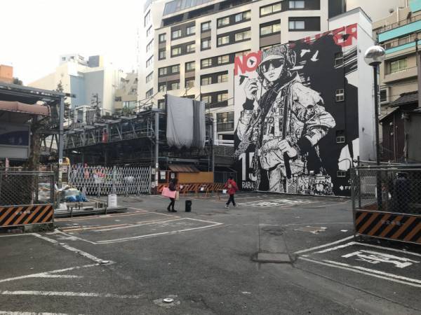 平成最後の渋谷桜ヶ丘を体験せよ、廃墟感溢れるアート展は屋上でYOSHIROTTENの映像をビルに投影