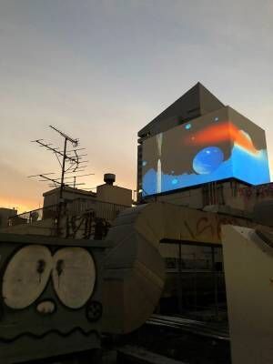 平成最後の渋谷桜ヶ丘を体験せよ、廃墟感溢れるアート展は屋上でYOSHIROTTENの映像をビルに投影
