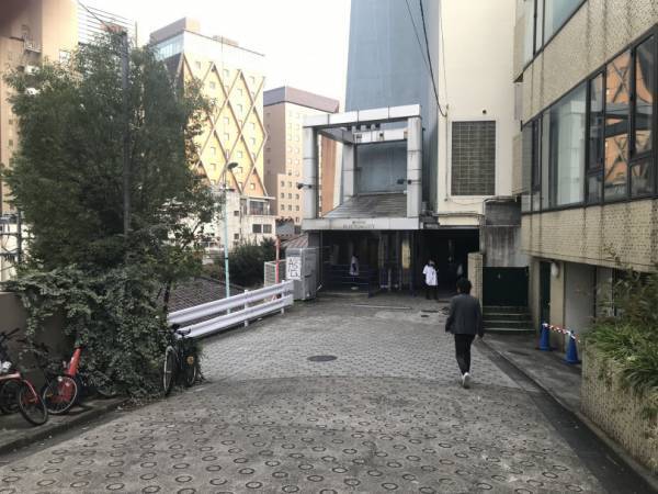 平成最後の渋谷桜ヶ丘を体験せよ、廃墟感溢れるアート展は屋上でYOSHIROTTENの映像をビルに投影