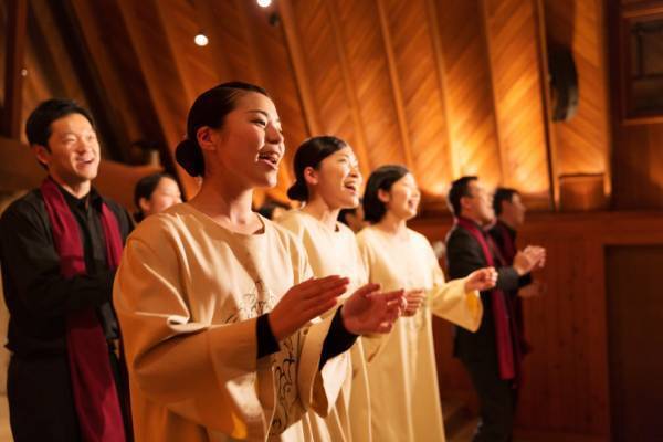 軽井沢高原教会をランタンキャンドルが照らす、幻想的な「クリスマスキャンドルナイト」が開催