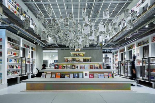 泊まれる本屋「ブックアンドベッドトウキョウ」が大阪にオープン! 併設カフェでは黒をテーマにしたメニューを提供