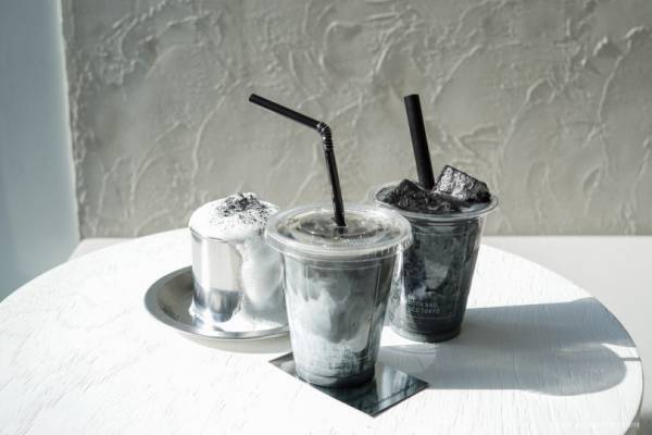 泊まれる本屋「BOOK AND BED TOKYO」が大阪にオープン! 併設カフェでは黒をテーマにしたメニューを提供