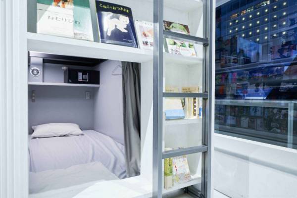 泊まれる本屋「BOOK AND BED TOKYO」が大阪にオープン! 併設カフェでは黒をテーマにしたメニューを提供