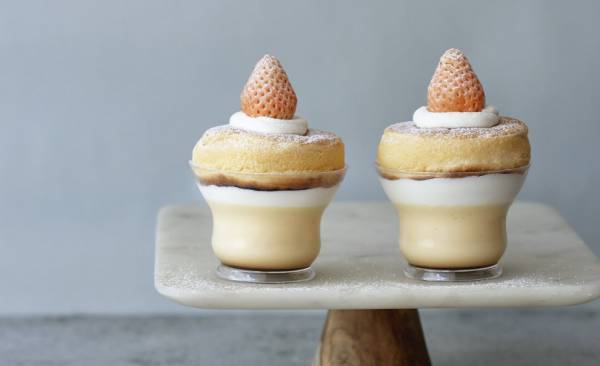 スフレパンケーキプリン専門店「フリッパーズ スタンド」に、ストロベリーチーズケーキのような味わいの新フレーバーが期間限定で登場!