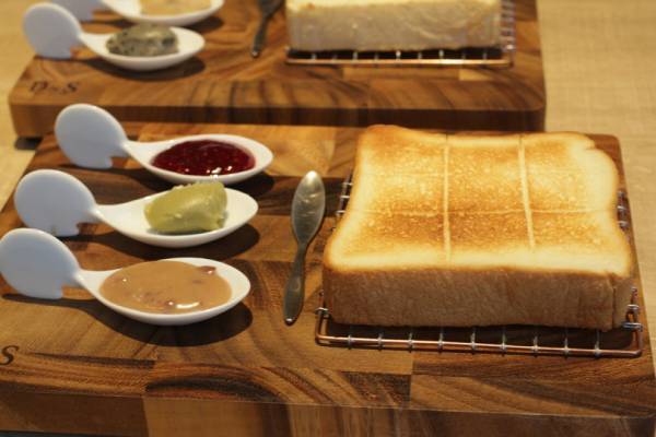 大阪で行列のできる高級食パン専門店・嵜本が東京初進出! カフェ併設で田園調布にオープン