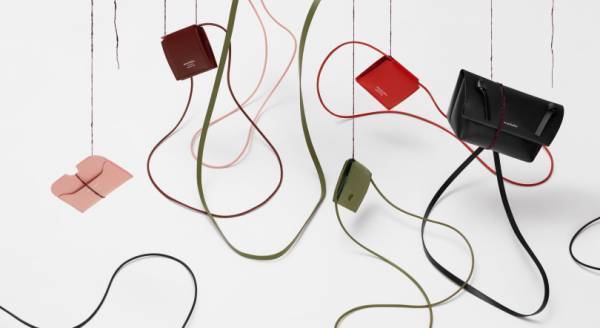アクネ ストゥディオズのスモールレザーグッズ。ボーナスで買いたい新作ミニ「Musubi」バッグとコインケース