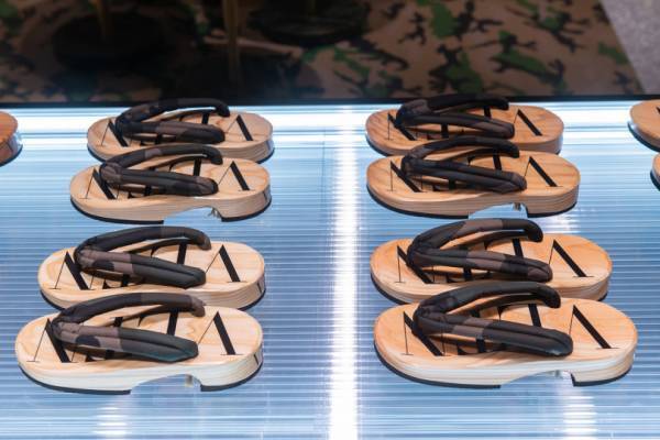 ヴァレンティノのビニール傘や下駄...東京ショーを記念した特別なアイテム。銀座でインスタレーション開催