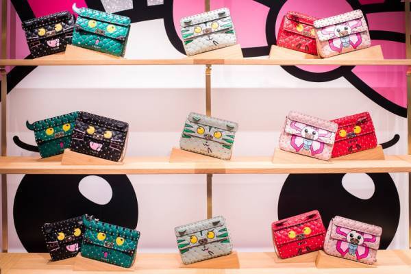 ヴァレンティノのビニール傘や下駄...東京ショーを記念した特別なアイテム。銀座でインスタレーション開催