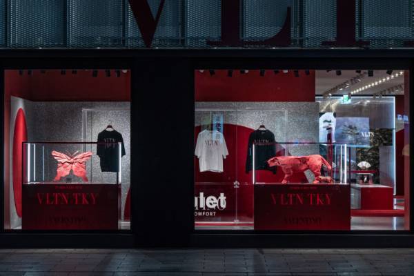 ヴァレンティノのビニール傘や下駄...東京ショーを記念した特別なアイテム。銀座でインスタレーション開催