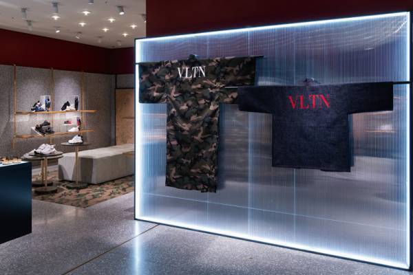 ヴァレンティノのビニール傘や下駄...東京ショーを記念した特別なアイテム。銀座でインスタレーション開催