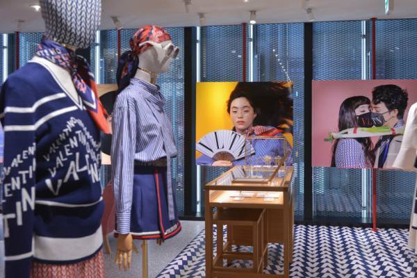 ヴァレンティノのビニール傘や下駄...東京ショーを記念した特別なアイテム。銀座でインスタレーション開催