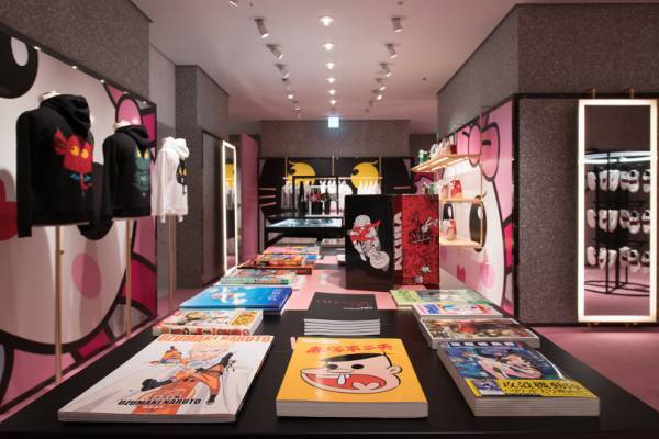 ヴァレンティノのビニール傘や下駄...東京ショーを記念した特別なアイテム。銀座でインスタレーション開催