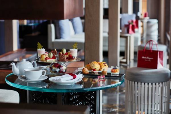 サルヴァトーレ フェラガモのフレグランスをイメージしたアフタヌーンティーが、フォーシーズンズホテル京都にてクリスマスバージョンとして開催