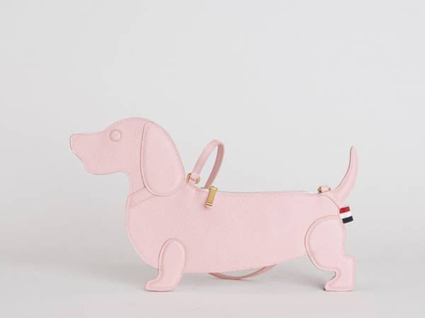 トム ブラウン、限定アイテムを新宿伊勢丹のウィメンズオンリーストアにて発売。トートバッグやドキュメントホルダー