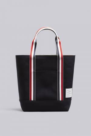 トム ブラウン、限定アイテムを新宿伊勢丹のウィメンズオンリーストアにて発売。トートバッグやドキュメントホルダー