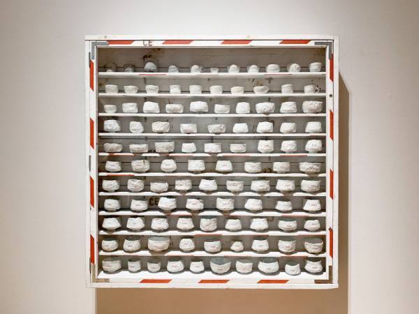 奇抜な作品で知られるトム・サックスが茶道をテーマにした企画展を東京オペラシティで開催