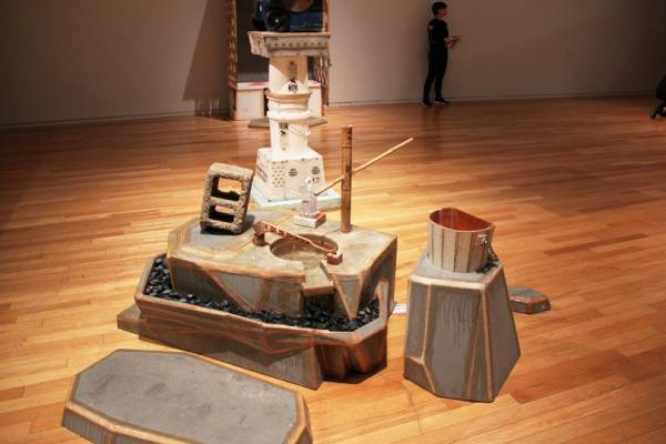 奇抜な作品で知られるトム・サックスが茶道をテーマにした企画展を東京オペラシティで開催