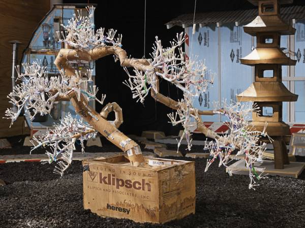 奇抜な作品で知られるトム・サックスが茶道をテーマにした企画展を東京オペラシティで開催