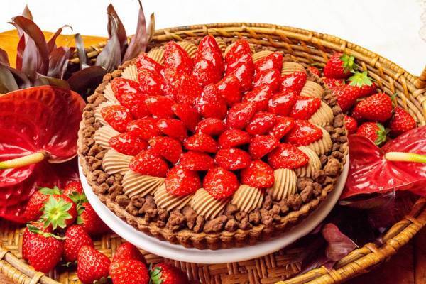 キル フェ ボンのバレンタイン限定タルトは、甘酸っぱくスウィートなイチゴとチョコレートムースの組み合わせ