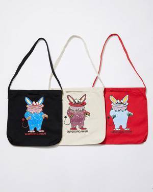 アンダーカバーが多国籍バンド・スーパーオーガニズムとのコラボアイテムを限定発売